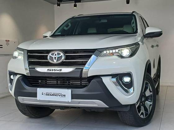 TOYOTA HILUX SW4 2.8 SRX DIAMOND 4X4 7 LUGARES 16V TURBO INTERCOOLER DIESEL 4P AUTOMÁTICO TOYOTA HILUX SW4 2.8 SRX DIAMOND 4X4 7 LUGARES 16V TURBO INTERCOOLER DIESEL 4P AUTOMÁTICO